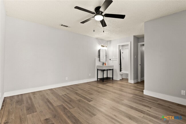 Building Photo - 2606 Lake Rd