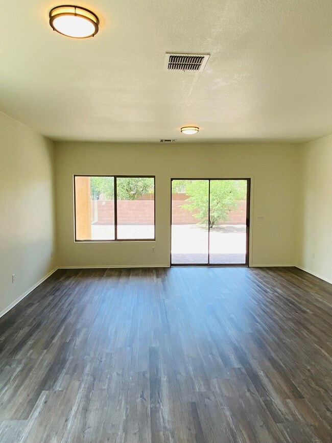 Building Photo - 11879 W Fontenelle Dr