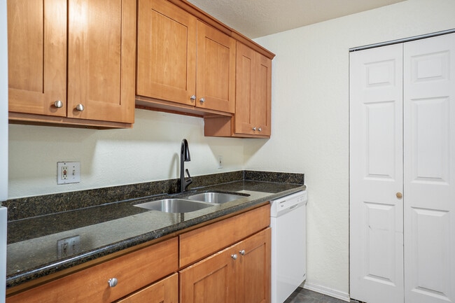 Building Photo - 9494 Redmond - Woodinville Rd NE