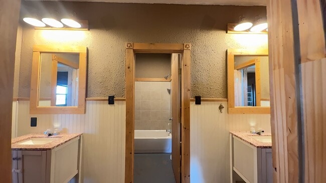 Building Photo - 3 bedroom 2 bathroom Barn dominium on 10 acres! First Month's Free!!