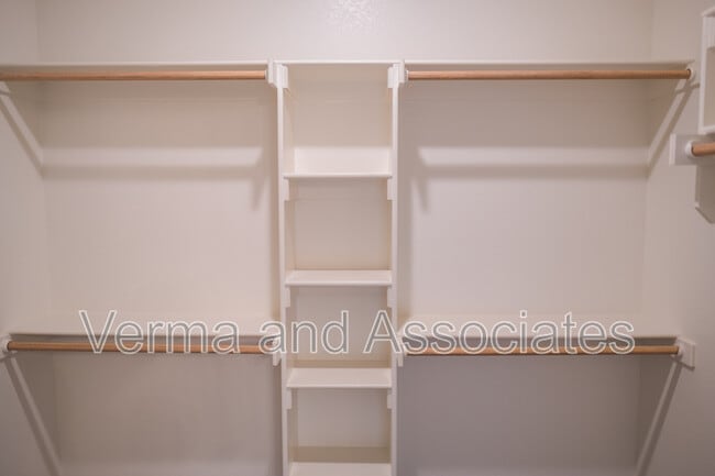 Building Photo - 940 E Skyline Lp