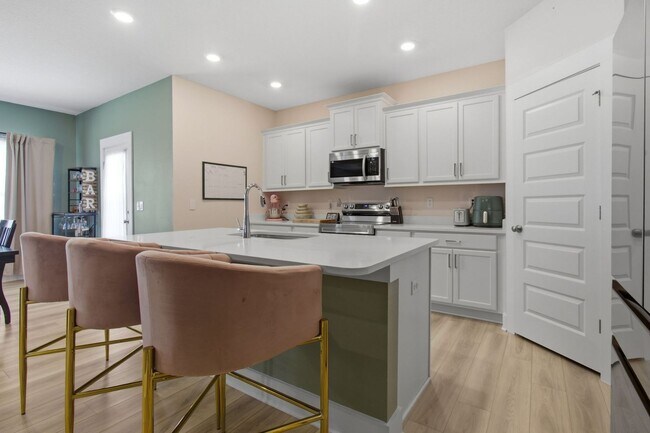 Building Photo - 4 Bedroom in CRESTVIEW!!