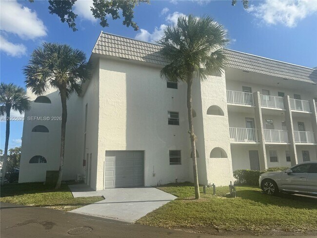 Building Photo - 8135 Sunrise Lakes Blvd