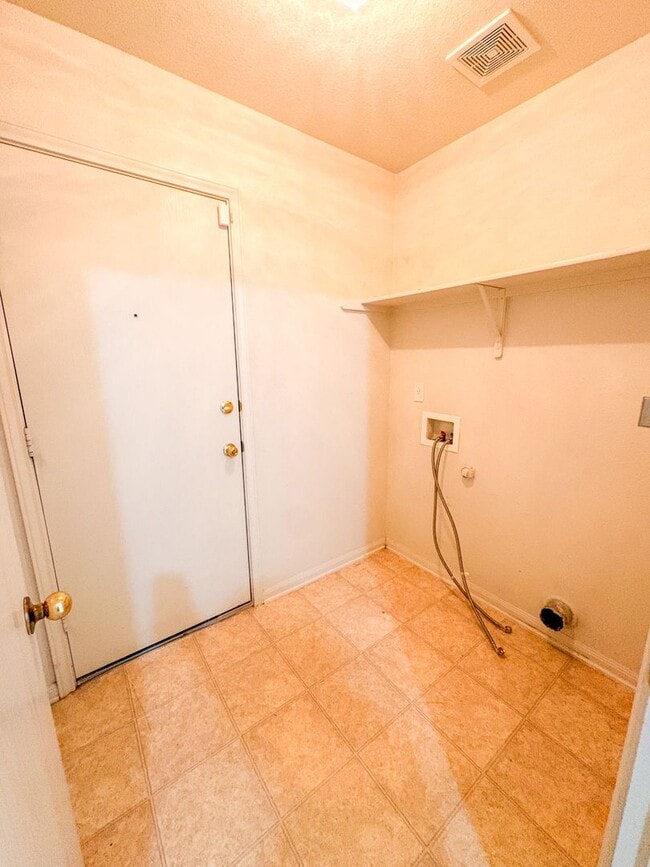 Building Photo - 2909 Blackburn Dr