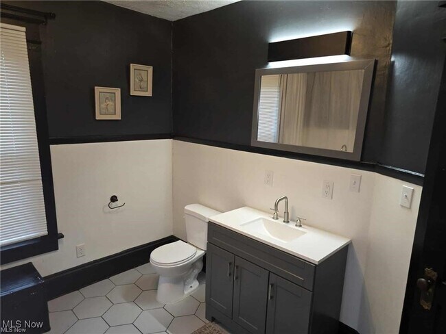 Building Photo - 202 Meek Ave