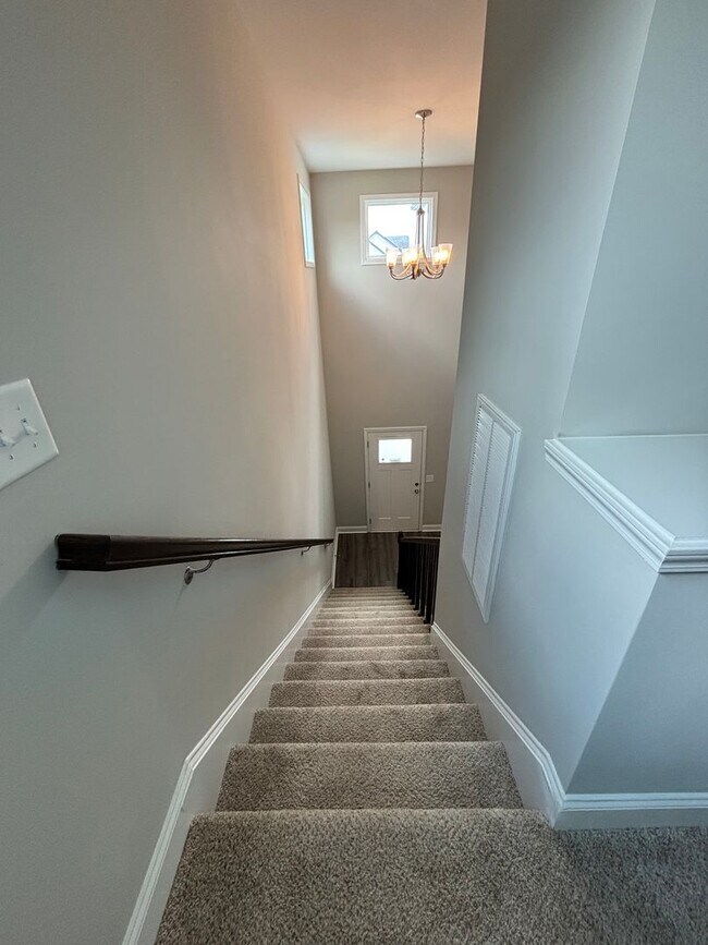 Building Photo - 4 Bedroom 2 1/2 Bath Pet Friendly Home For Rent Near Post!