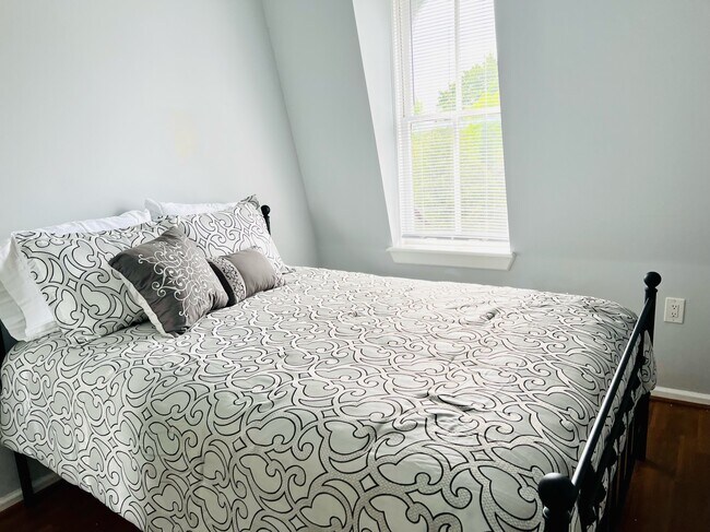 Building Photo - 178 Regent St