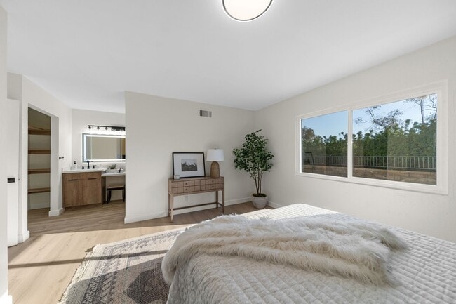 Building Photo - BEAUTIFULLY RENOVATED 4-BEDROOM HOME IN PH...