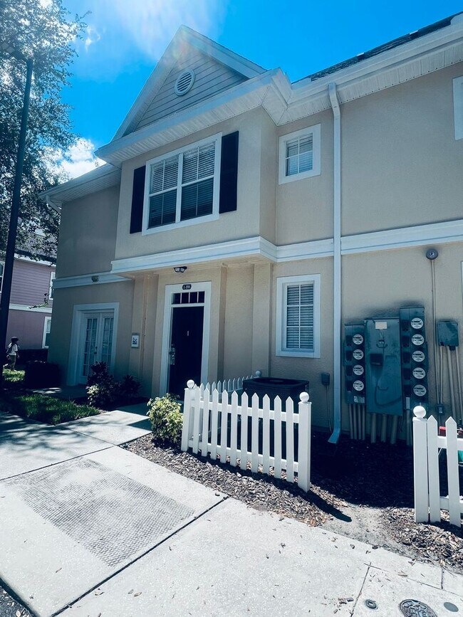 Building Photo - 4-bedroom, 3-bathroom townhouse in Kissimmee !