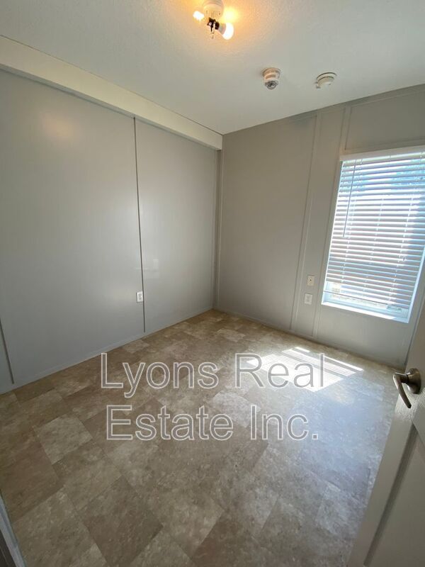 Building Photo - 8086 Heck Dr