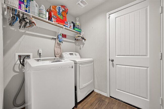 Building Photo - 811 Petunia Falls Ln