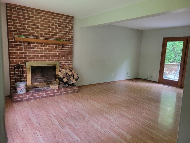 Building Photo - 585 Friendship Dr