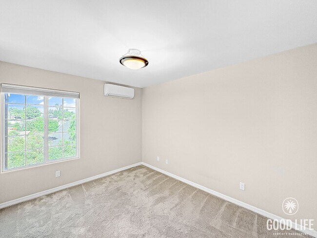 Building Photo - Perfect 1B/1BA w/ Balcony, Reserved Parkin...