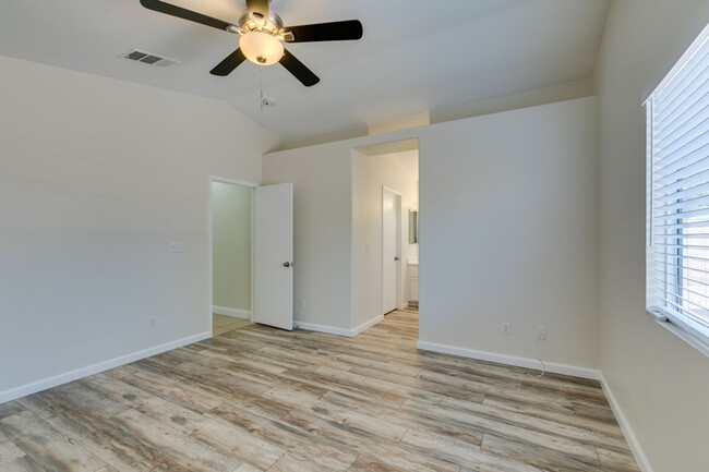 Building Photo - Gorgeous one story 3 bedroom 2 Bathroom Ho...