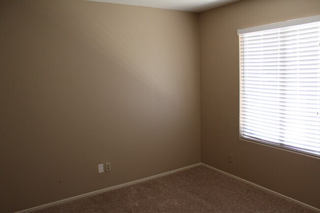 Building Photo - South Scottsdale Home with garage and priv...