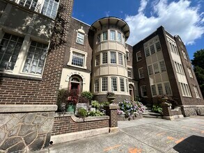 Building Photo - 635 Myrtle St NE