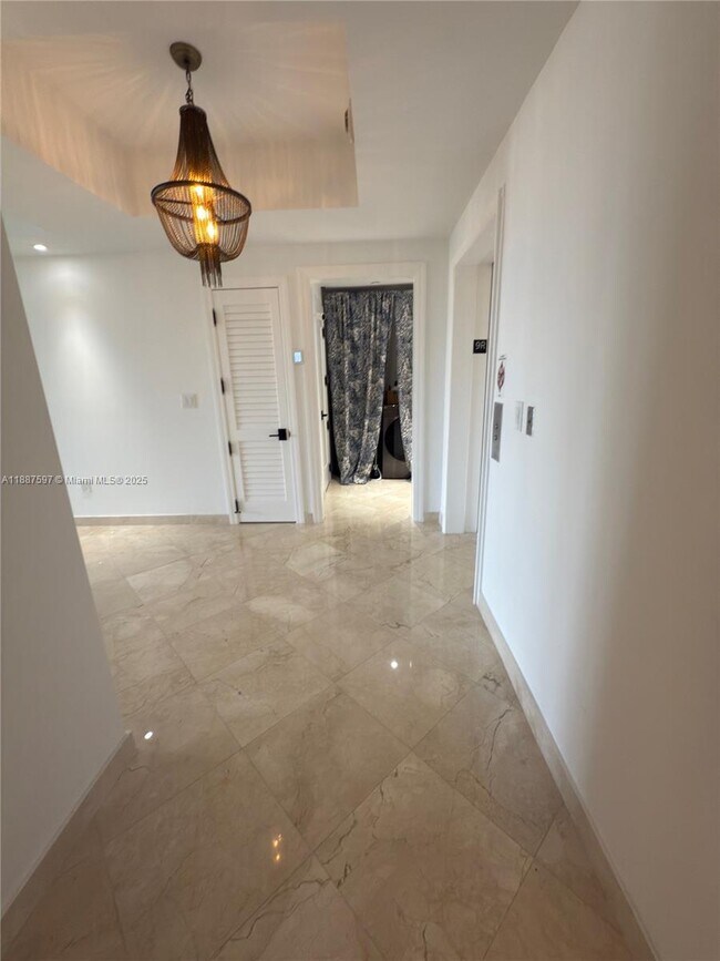 Building Photo - 9751 E Bay Harbor Dr
