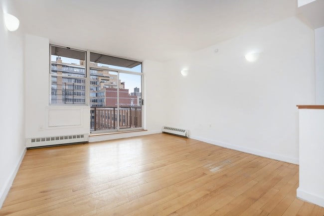 Interior Photo - Manhattan Court