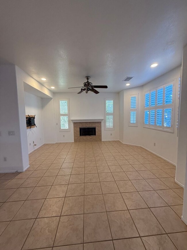 Building Photo - 3 bed, 2 1/2 bath home in East Simi Valley