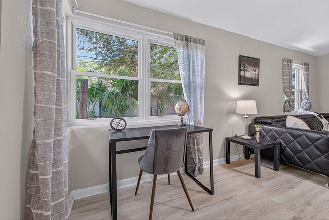 Building Photo - 901 S Madison Dr