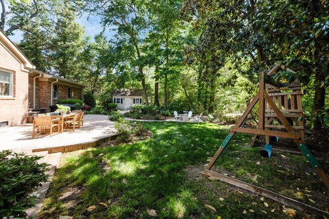 Building Photo - A rare estate-style rental in Thoroughgood