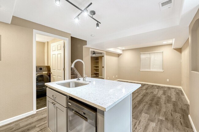 Building Photo - 1 bedroom, 1 bathroom Apartment
