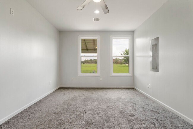 Building Photo - Modern Comfort on 1 Acre in Coweta – Available Now!