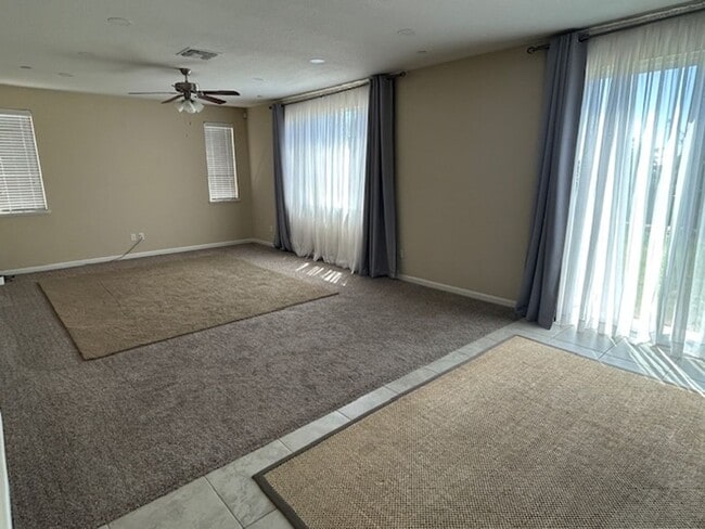 Building Photo - 4 bedroom 3 bathroom in Hanford!