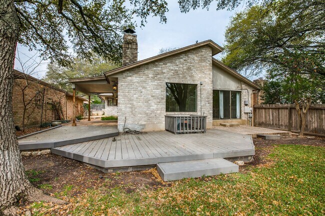 Building Photo - RENOVATED 2-BEDROOM IN WHISPERING OAKS