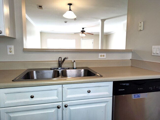 Building Photo - Cozy, 2 story, 2 bedroom, 2.5 bath Townhome Located in the Melrose Community!