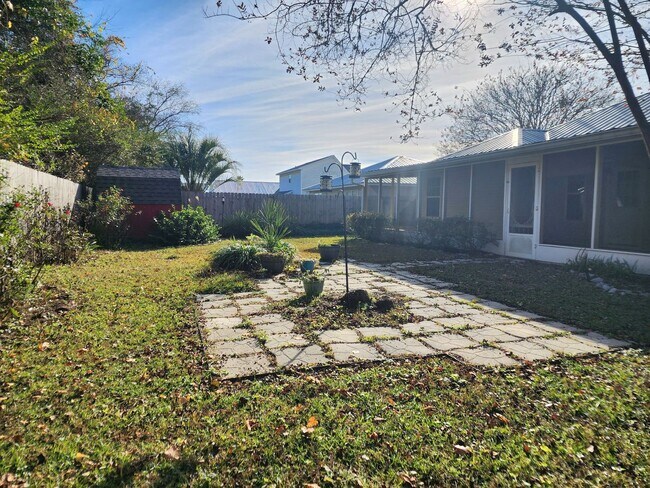 Building Photo - Adorable back yard in Gulf Shores - 3/2