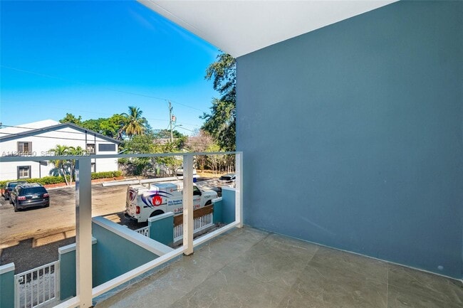 Building Photo - 824 SE 12th Ct