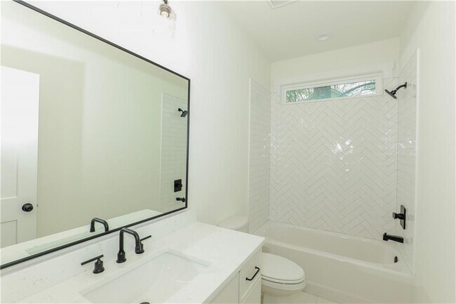 Building Photo - 3374 Lee Dr