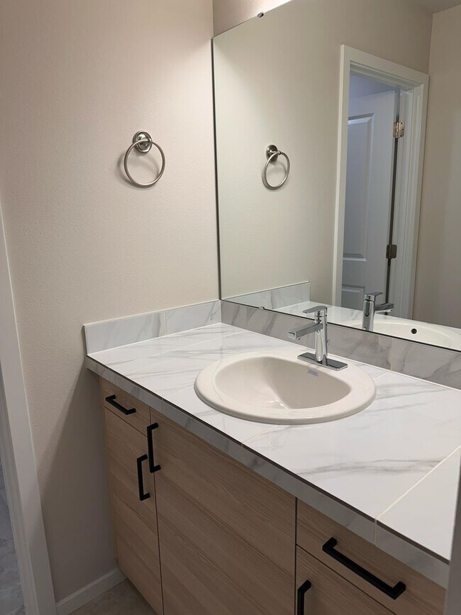 Building Photo - Beautiful Spanaway Home! Apply Today