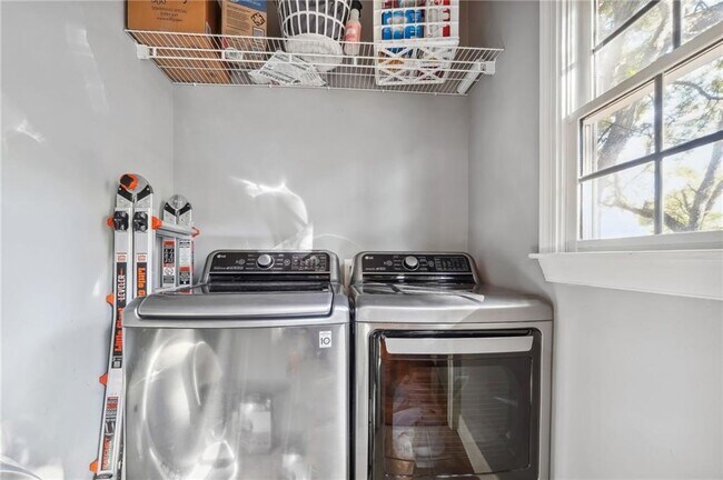 Building Photo - 163 Richmond St SE