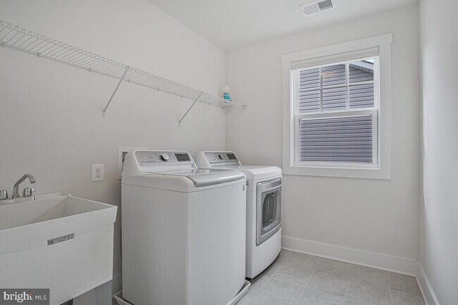 Building Photo - 408 Kosmill Dr