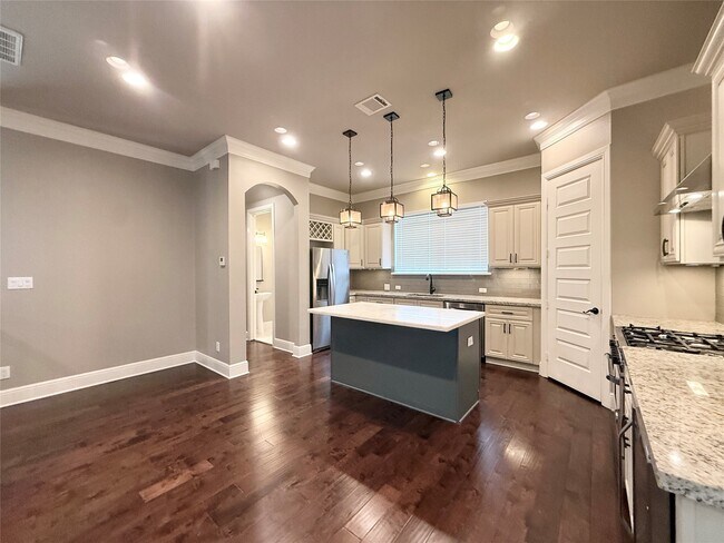 Building Photo - 2116 Couch St