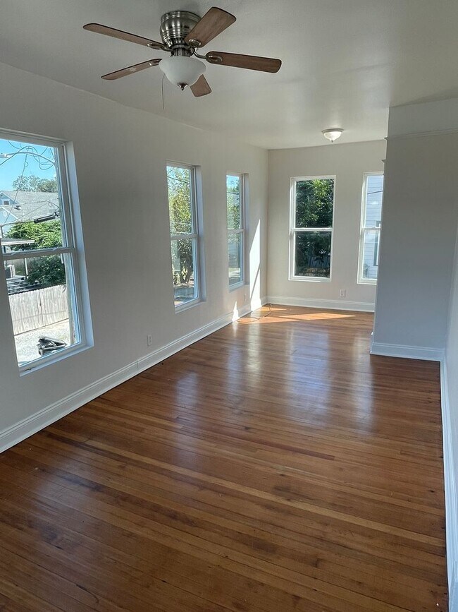 Building Photo - Newly Updated 1BD/1BA in Lakeview