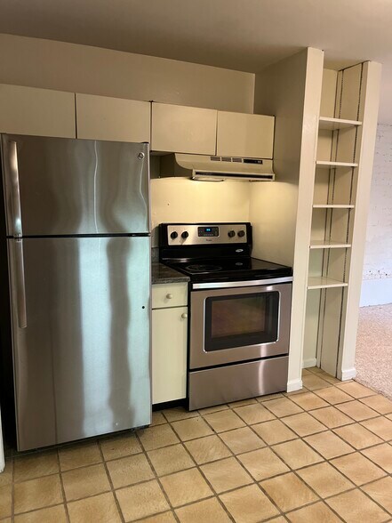 Building Photo - 504 E St NE