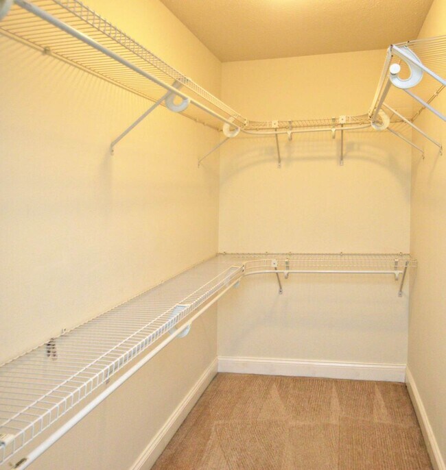 Building Photo - Live in Wyndhurst!