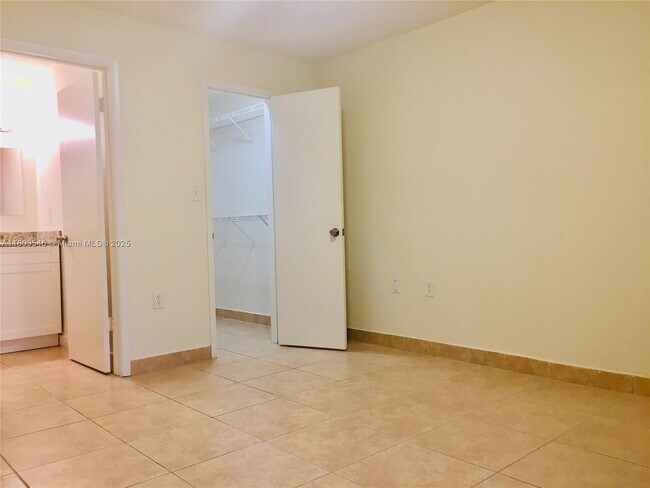 Building Photo - 10440 SW 156th Ct