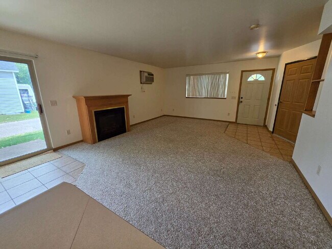 Building Photo - 2 bed 1 bath close to UWEC just off Water St. Available June 1st!