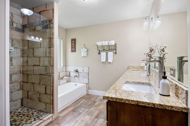 Building Photo - 801 John Knox Rd