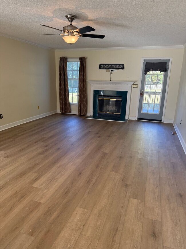 Building Photo - 3 Bedroom Home with Back Deck & Large Fenc...