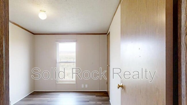 Building Photo - 9835 N Log Rd