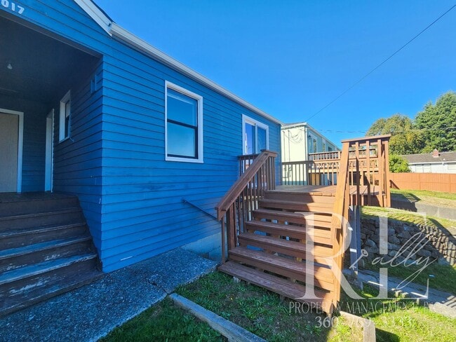 Building Photo - Fantastic Manette; Seattle Peek-a-boo