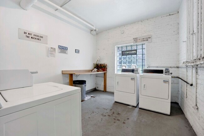 Building Photo - 1239 W Greenleaf Ave