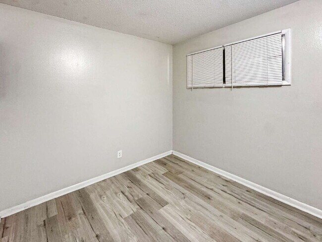Building Photo - 1852-A Golf View Avenue #10