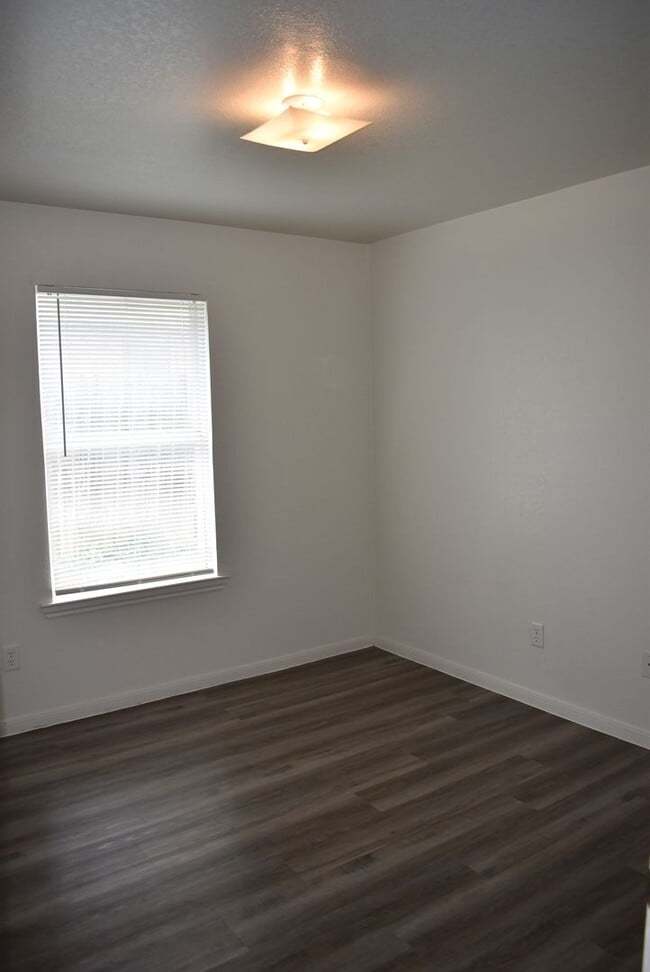 Building Photo - 404 Dale Ave