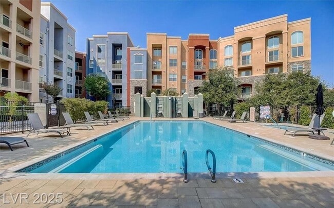 Building Photo - HIGHRISE LIVING ON THE STRIP!